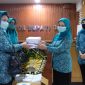 Wakil Ketua TP PKK Kabupaten Gowa, Hj Musaddiyah Rauf menerima bantuan dari PKK Provinsi Sulsel. (Foto: berita.news/Putri)