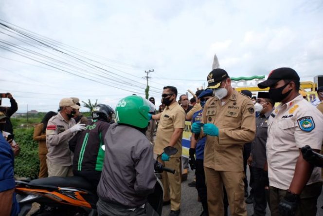 					Petugas Perketat Pemeriksaan Bagi Pengendara yang akan Masuk ke Gowa