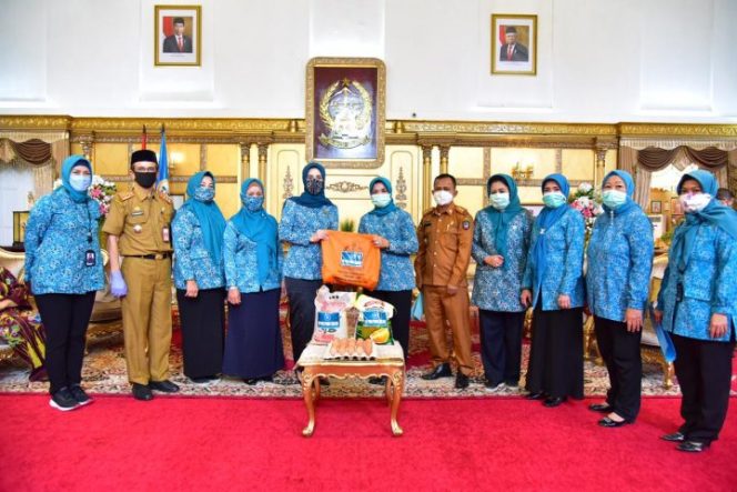 					Priska Adnan Terima Bantuan 600 Paket Sembako dari TP PKK Sulsel