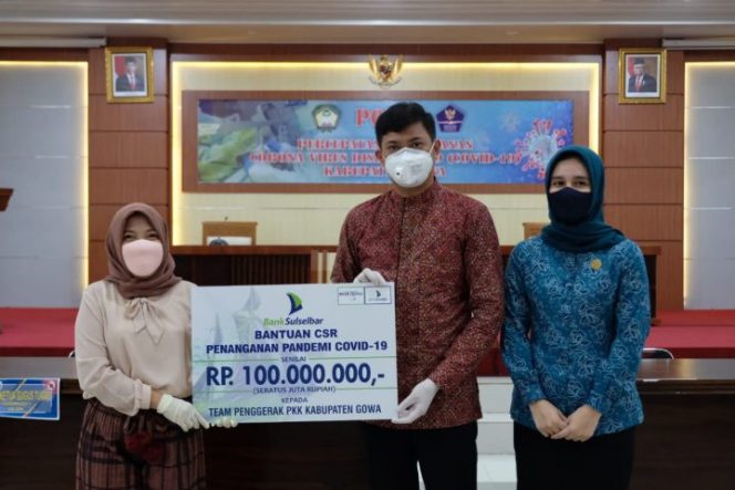 					Bupati Gowa Terima Rp 100 Juta CSR Bank Sulselbar Cabang Gowa