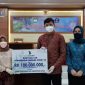 Bupati Gowa Adnan Purichta Ichsan didampingi Ketua PKK Kabupaten Gowa, Priska Paramita Adnan menerima bantuan berupa uang tunai dari bank Sulselbar. (Foto: berita.news/Putri)