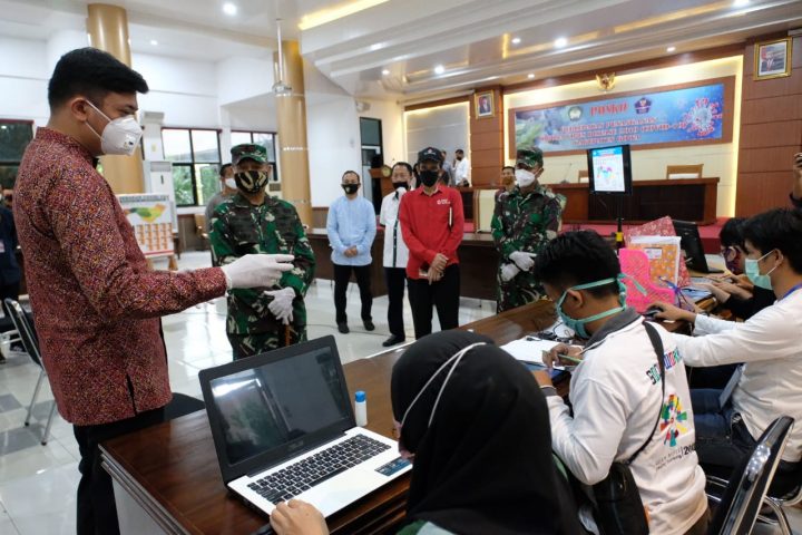 Bupati Gowa, Adnan Purichta Ichsan menerima kunjungan Danrem 141/Toddopuli, Brigjen TNI Djashar Djamil di Posko Induk Penanganan Covid-19 Kabupaten Gowa. (Foto: berita.news/Putri)