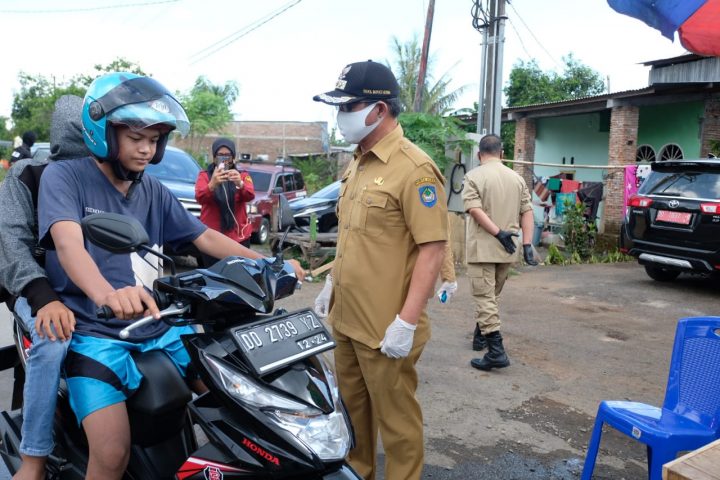 Wakil Bupati Gowa, Abdl Rauf Malaganni Kr Kio memantau posko perbatasan PSBB. (Foto: berita.news/Putri)