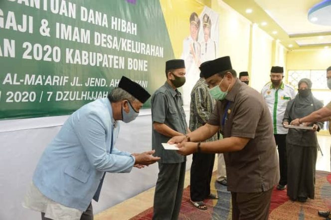 					Guru Mengaji dan Imam Desa/Kelurahan di Bone Dapat Insentif, Totalnya Rp2.341.500.000