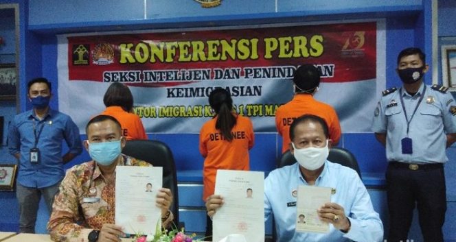 					Tiga WN China dideportasi dari Makassar (Hermawan-detikcom)