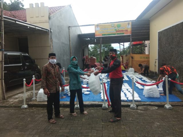 Dapur umum posko PSBB Parigi bagikan paket takjil kepada masyarakat. (Foto: berita.news/Putri)