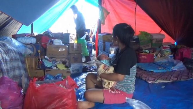 					Ibu hamil korban banjir bandang di Luwu Utara melahirkan saat dalam pengungsian. (iNews)