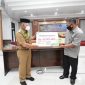 Wakil Bupati Gowa, Abd Rauf Malaganni saat menerima dana santunan kematian dari Badan Penyelenggara Jaminan Sosial Ketenagakerjaan (BP-Jamsostek) di Baruga Karaeng Galesong. (Foto: ist).