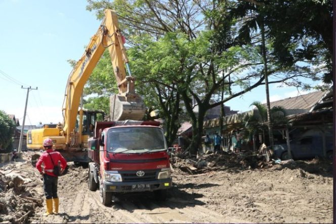 					Alat berat melakukan pembersihan material tanah yang terbawa saat banjir bandang di Masamba, Luwu Utara. (net)
