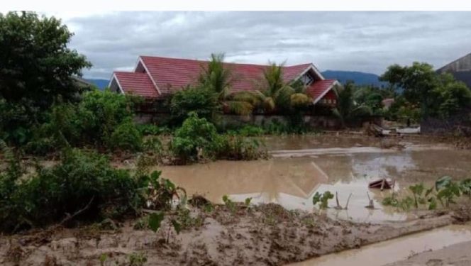 					Foto: Permukiman warga di Luwu Utara terendam lumpur akibat banjir bandang (dok. Istimewa).