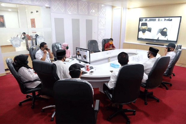 Kepala Dinas Sosial mengikuti rapat secara virtual yang dipimpin oleh Buoati Gowa, Adnan Purichta Ichsan. (foto: berita.news/Putri)