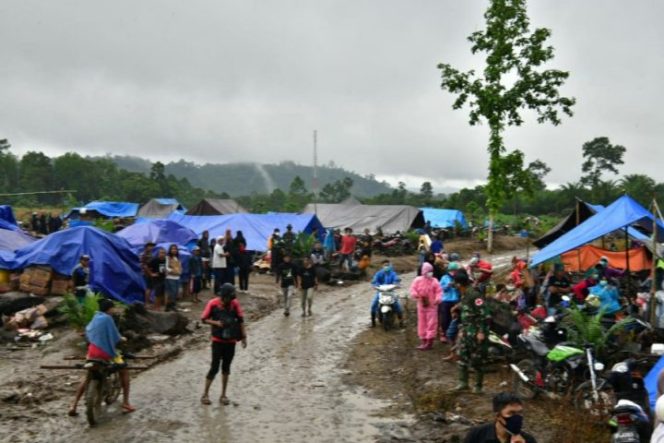 					Kondisi pengungsi pasca banjir bandang di Luwu Utara, Kamis (16/7/2020). (foto: net)
