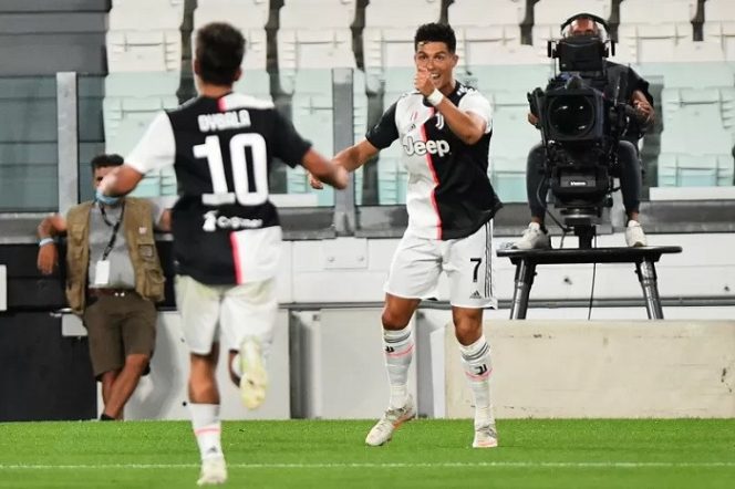 					Mega bintang Juventus Cristiano Ronaldo bersama Paulo Dybala merayakan gol kedua yang dicetaknya ke gawang Lazio dalam derby Turin di Allianz Stadium, Selasa (21/7/2020) dini hari WIB. ANTARA/REUTERS/Massimo Pinca. (.)