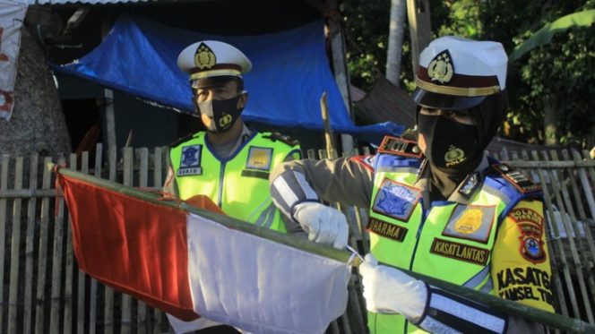 					HUT RI, Satlantas Polres Pinrang Kibarkan Bendera di Rumah Warga Kurang Mampu
