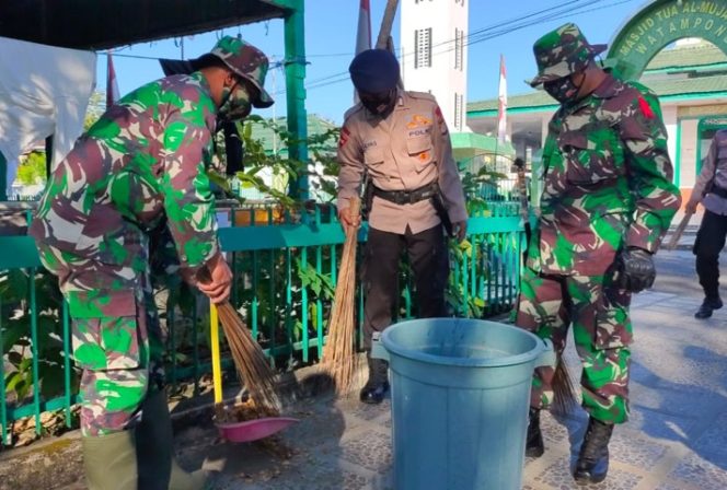 					Menyambut Kemerdekaan RI, Brimob C Pelopor Bersama TNI Gelar Jum’at Bersih