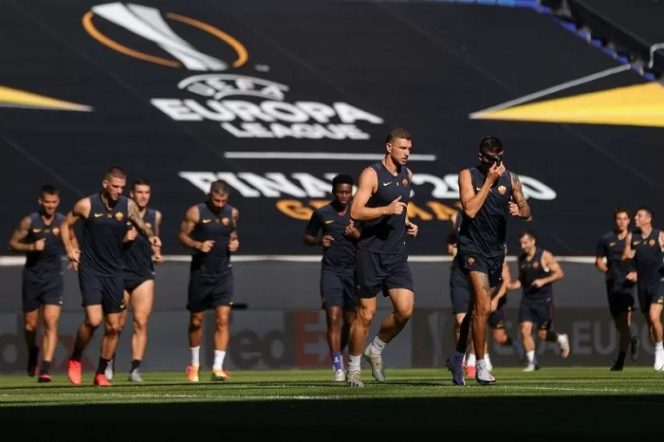 					Para pemain AS Roma berlatih menjelang Liga Europa pada 5 Agustus 2020 di Duisburg, Jerman. Sebuah konsorsium pimpinan pengusaha Amerika Serikat Dan Friedkin sudah menyepakati kesepakatan membeli AS Roma. (AFP/FRIEDEMANN VOGEL)