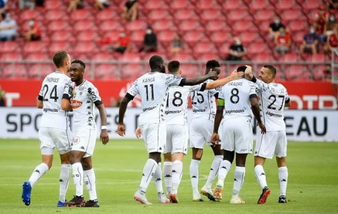 					Pemain Angers SCO merayakan gol yang dicetak Ismael Traore sekaligus mengantarkan kemenangan bagi tim tamu atas Dijon FCO dalam laga perdana Liga Prancis yang dihelat di Stadion Gaston-Gerard, Sabtu malam WIB. (ANTARA/Reuters/Christophe Saidi)