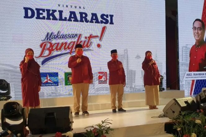 					Bakal calon wali kota Makassar Munafri Arifuddin (dua kiri) didampingi istri, bersama bakal calon wakil wali Kota Makassar Abdul Rahman Bando (dua kanan) didampingi istri, saat deklarasi menghadapi Pilkada Makassar, di Hotel Aryaduta, Makassar, Sulawesi Selatan, Sabtu (21/8/2020) malam. (ANTARA/HO/Tim Appi-Rahman)