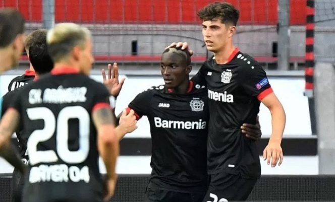 					Gelandang serang Bayer Leverkusen Moussa Diaby (kedua kanan) melakukan selebrasi bersama rekan-rekannya seusai menjebol gawang Rangers dalam laga leg kedua babak 16 besar Liga Europa di Stadion BayArena, Leverkusen, Jerman, Kamis (6/8/2020) waktu setempat. (ANTARA/REUTERS/Martin Meissner)