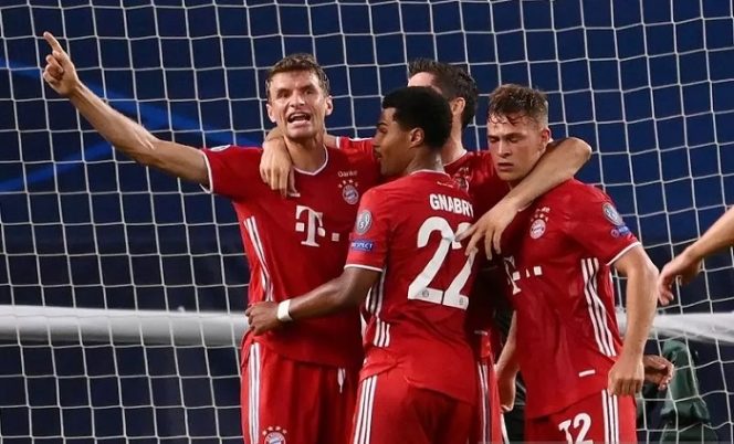 					Penyerang Bayern Muenchen Serge Gnabry (tengah) melakukan selebrasi bersama rekan-rekannya seusai mencetak gol kedua ke gawang Olympique Lyon dalam laga semifinal Liga Champions di Stadion Jose Alvalade, Lisbon, Portugal, Rabu (19/8/2020) waktu setempat. (ANTARA/REUTERS/POOL/Franck Fife)
