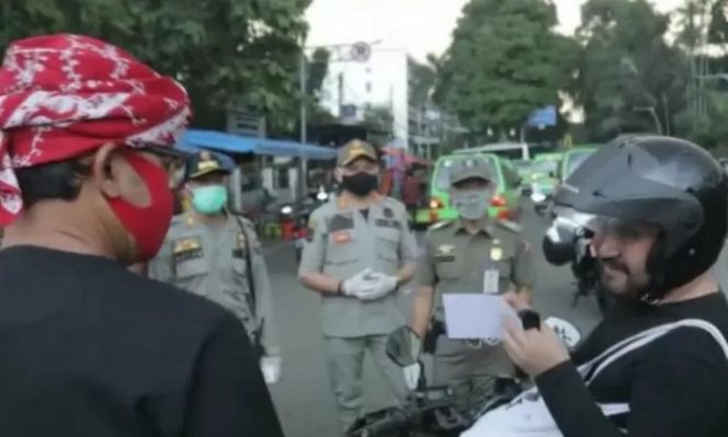 					Wali Kota Bogor Bima Arya Sugiarto (pakai penutup kepala warna merah) turut turun ke lapangan menyosialisasikan pemakaian masker di Kota Bogor, Jabar. ANTARA/HO-Pemkot Bogor