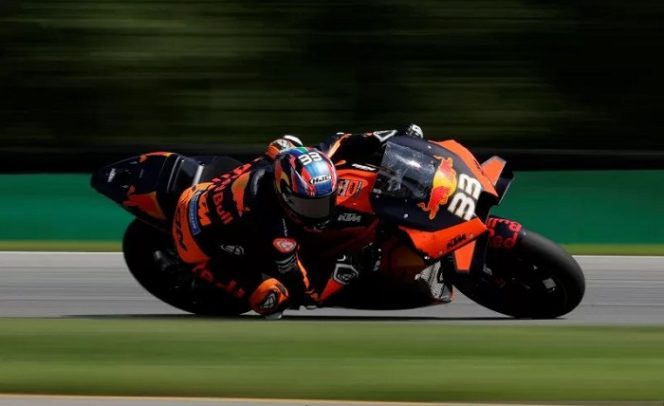 					Pembalap KTM Factory Racing Brad Binder melaju saat balap MotoGP Czech Republic Grand Prix di Masaryk Circuit, Brno, Czech Republic, Minggu (9/8/2020). ANTARA FOTO/REUTERS/David W Cerny/aww.