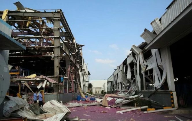 					Dokumentasi: Polisi berdiri di atas reruntuhan menyusul sebuah ledakan di sebuah pabrik kimia di Yulin, Daerah Otonomi Guangxi Zhuang, China, Selasa (15/10/2019). Foto diambil tanggal 15 Oktober 2019. ANTARA FOTO/REUTERS/Stringer/ama/cfo