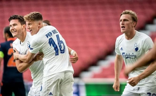 					Gelandang serang FC Copenhagen, Jonas Wind (kiri), melakukan selebrasi bersama rekan-rekannya seusai mencetak gol ke gawang Istanbul Basaksehir dalam pertandingan leg kedua babak 16 besar Liga Europa di Stadion Telia Parken, Kopenhagen, Denmark, Rabu (5/8/2020) waktu setempat. (ANTARA/REUTERS/RITZAU SCANPIX/Mads Claus)