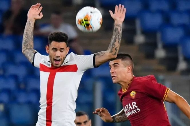 					Pemain Genoa Antonio Sanabria (kiri ) saat berduel dengan pemain AS Roma Gianluca Mancini pada pertandingan Serie A 25 Agustus 2019. Sanabria mencetak dua gol guna membawa Genoa menundukkan Verona 3-0 dalam laga terakhir musim 2019/2020 pada 3 Agustus 2020 untuk mengamankan eksistensi klub ini di liga utama Italia musim depan. (AFP/ANDREAS SOLARO)