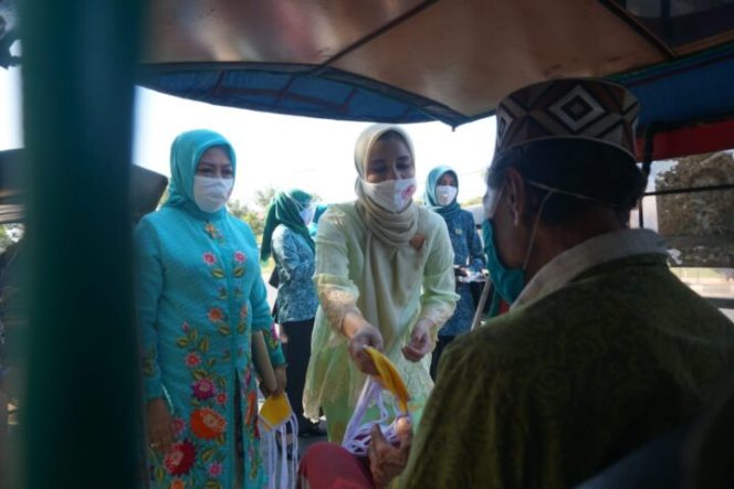 					Pembagian Ribuan Masker Warnai HUT RI di Gowa