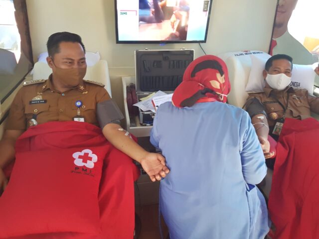 Camat Pallangga, Taufik M Akib saat melakukan donor darah di Puskesmas Pallangga. (Foto: berita.news/ist).
