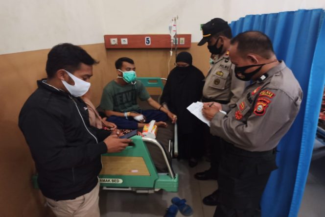 					Kapolsek Mappakasunggu Iptu M Natsir S. Sos ketika menemui korban tabrakan perahu Jolloro yang dirawat di RSUD Padjonga Daeng Ngalle. 