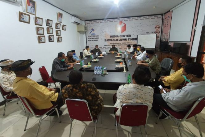 					Rakor Bawaslu Lutim bersama beberapa Toga di media Center Bawaslu. (Dok. Foto: Bawaslu Lutim). 