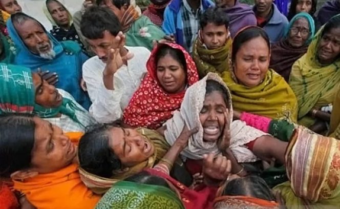 					Dokumentasi - Anggota keluarga meratapi kepergian kerabatnya yang meninggal setelah menenggak minuman keras ilegal, di luar sebuah rumah sakit di Pelabuhan Diamond, sebuah kota sekitar 50 km sebelah selatan Kolkata, ibu kota Bengal Barat, Kamis (15/12/2011). ANTARA/REUTERS/Rupak De Chowdhuri/aa.