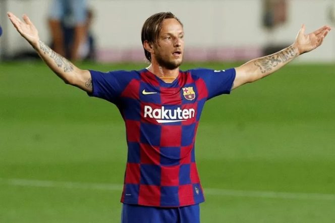 					Pemain Barcelona Ivan Rakitic saat pertandingan melawan Osasuna pada 16 Juli 2020. (REUTERS/ALBERT GEA)