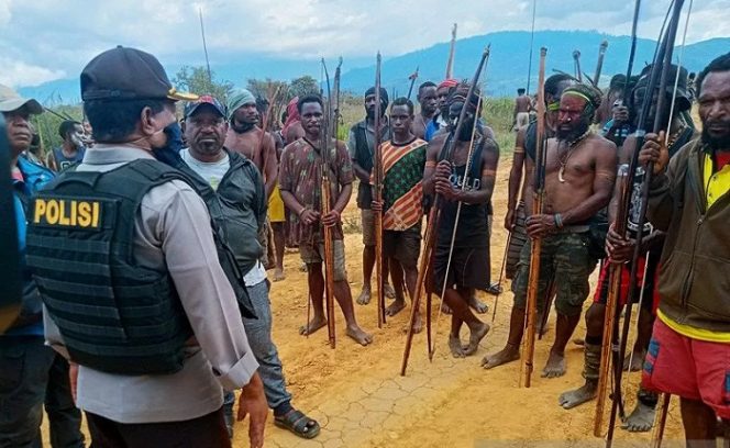 					Kapolres Jayawijaya AKBP Dominggus Rumaropen saat bertemu masyarakat salah satu kelompok yang ingin berperang pada Kamis, (20/8/2020). ANTARA/Marius Frisson Yewun/aa.