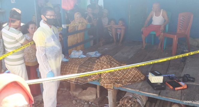 					Jenazah korban yang ditemukan tak sadarkan diri di dalam angkotnya dan kemudian meninggal dunia.