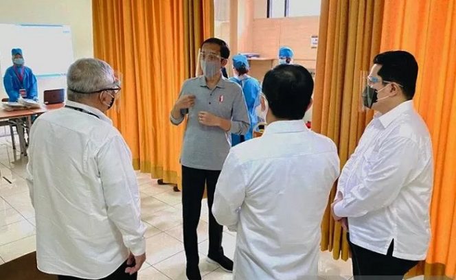 					Presiden Joko Widodo meninjau pelaksanaan Uji Klinis Tahap III Vaksin COVID- 19, dipandu oleh Ketua Tim Peneliti Uji Klinis dari Fakultas Kedokteran Universitas Padjajaran (UNPAD) Prof. Kusnandi Rusmil pada Selasa (11/8/2020). ANTARA/HO-Biro Pers Setpres/am.