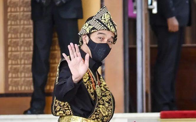 					Presiden Joko Widodo saat memasuki ruangan sidang tahunan MPR dan Sidang Bersama DPR-DPD di Komplek Parlemen, Senayan, Jakarta, Jumat (14/8/2020). (Antara)