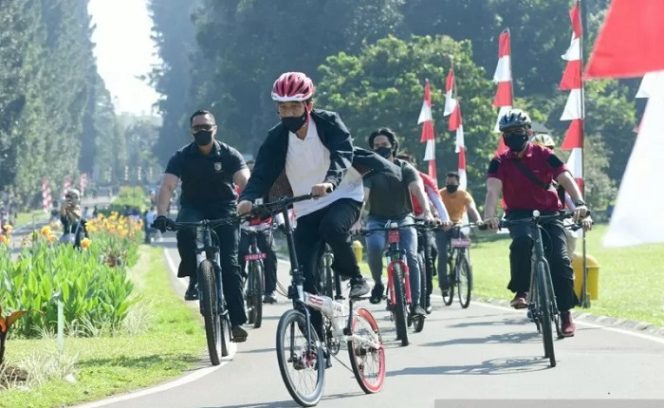 					Presiden Joko Widodo ditemani putra bungsunya Kaesang, Sabtu (22/8/2020) bersepeda dan juga membagikan masker di seputaran Istana Kepresidena Bogor dan Kebun Raya Bogor, Jawa Barat. (FOTO ANTARA/HO-Biro Pers Setpres)
