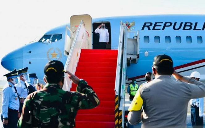 					Presiden Joko Widodo siap bertolak menuju Provinsi Aceh dari Pangkalan TNI AU Halim Perdanakusuma, Jakarta, menggunakan Pesawat Kepresidenan Indonesia-1, Selasa (25/8/2020). ANTARA/HO-Biro Pers Setpres