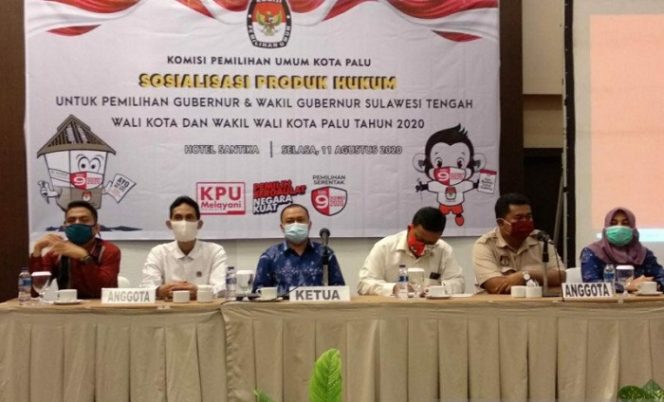 					Ketua KPU Kota Palu Agussalim Wahid tiga kiri) bersama sejumlah komisioner KPU Palu pada kegiatan sosialisasi produk hukum untuk pemilihan Gubernur dan Wakil Gubernur Sulawesi Tengah serta Walikota dan Wakil Walikota Palu 2020, di salah satu hotel di Palu , Selasa (11/8). (ANTARA/Muhammad Arsyandi)