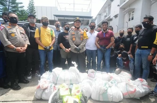 					Kapolda Kalimantan Selatan Irjen Pol Nico Afinta mengecek barang bukti sabu-sabu di lokasi penangkapan di Banjarmasin. (ANTARA/Firman)