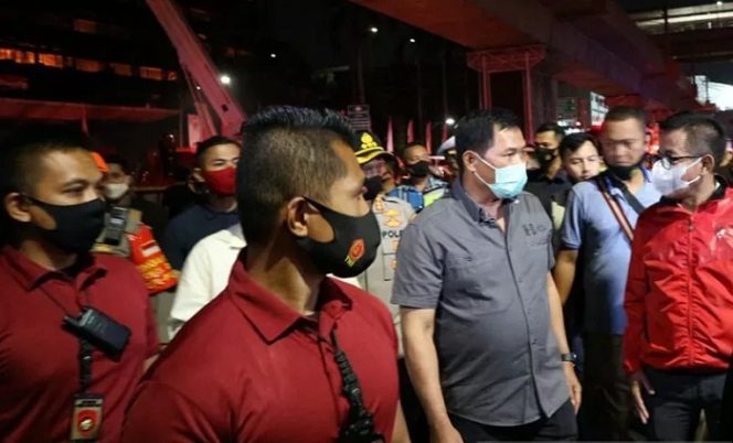 					Kapolda Metro Jaya Irjen Pol Nana Sudjana (dua kanan depan) saat memantau pemadaman Gedung Kejaksaan Agung yang terbakar, Sabtu (22/8/2020) ANTARA/Fianda Sjofan Rasaat/pri.