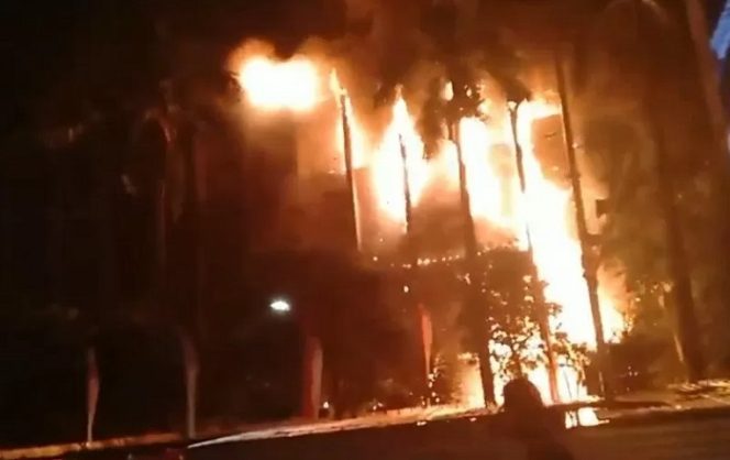 					Tangkap layar: kebakaran Kantor Kejaksaan Agung. (ANTARA/HO-ist)