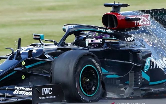 					Pebalap Mercedes Lewis Hamilton melintasi finis dengan satu ban pecah di Grand Prix Britania di Sirkuit Silverstone, Inggris, Minggu (2/8/2020). ANTARA/REUTERS/Andrew Boyers/pool/aa.