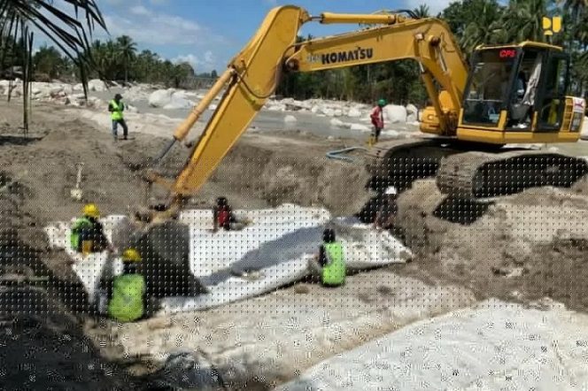 					Pembangunan tanggul sementara oleh Kementerian PUPR dalam rangka mencegah terulangnya banjir bandang di Luwu Utara. ANTARA/HO-Kementerian PUPR