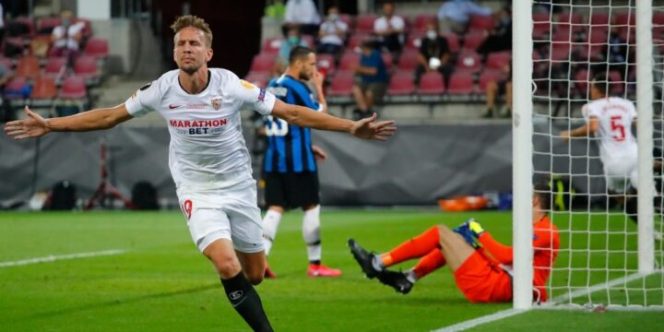 					Selebrasi bomber Sevilla, Luuk de Jong usai membobol gawang Inter dalam partai final Liga Europa 2019-20, Sabtu (22/8/2020) (AP Photo)