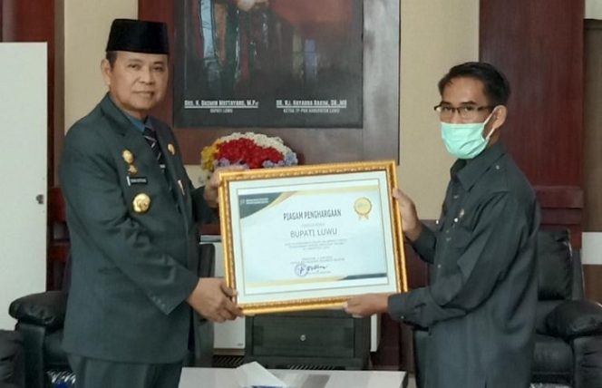 					Kepala BPS Kabupaten Luwu Abd Salam menyerahkan penghargaan dari Badan Pusat Statistik (BPS) Provinsi Sulawesi Selatan kepada Bupati Luwu H Basmin Matayyang. Penghargaan ini diperoleh atas capaian Sensus Penduduk Online dengan mampu melebihi target 148 persen. (BERITA.NEWS/Muh Asri)