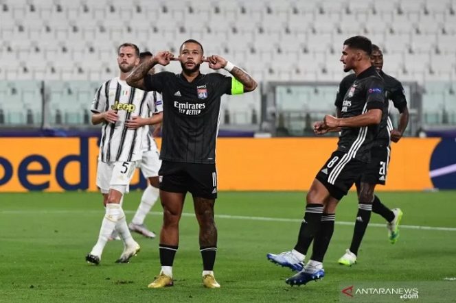 					Penyerang Lyon Memphis Depay (tengah) merayakan gol yang dicetaknya ke gawang Juventus dalam pertandingan leg kedua 16 besar Liga Champions yang dimainkan di Allianz Arena, Turin, Jumat (7/8/2020). (ANTARA/AFP/MIGUEL MEDINA)